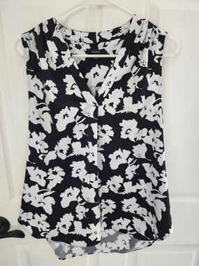 Alfani Black & White Floral V-Neck Sleeveless Blouse